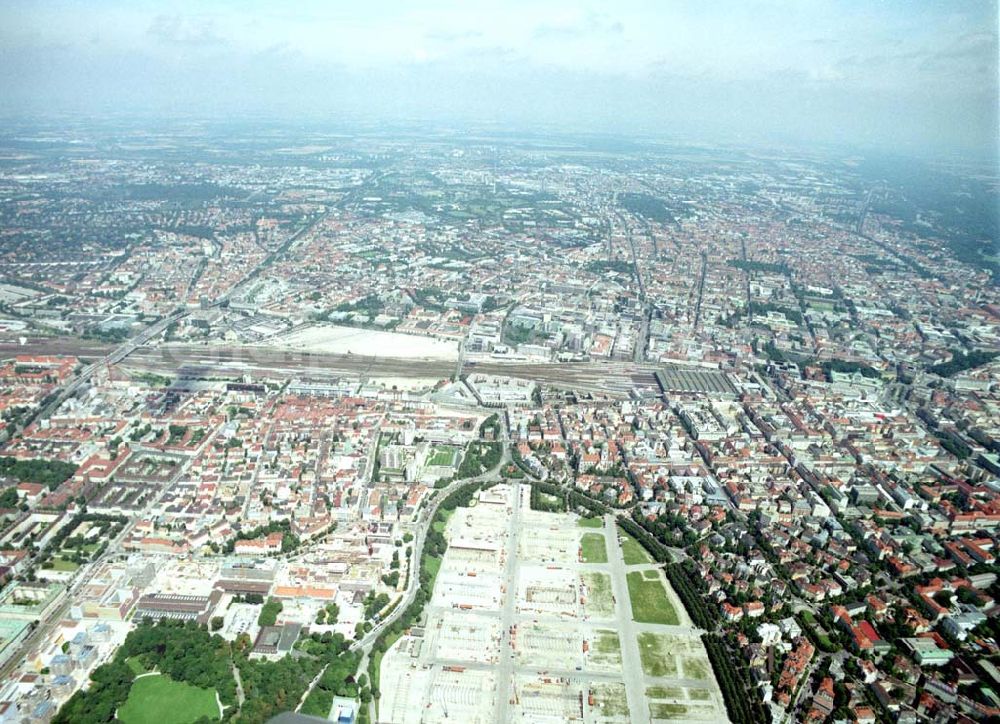 München from above - Wohn- und Geschäftshausviertel in München an der Theresienwiese.