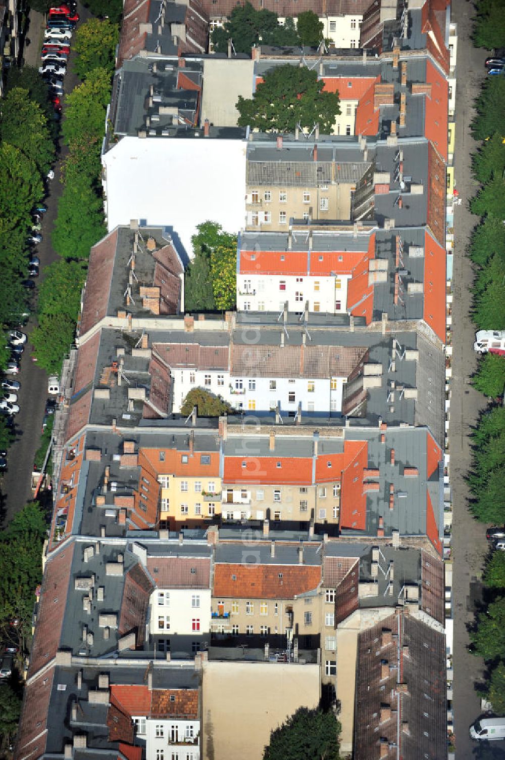 Berlin Prenzlauer Berg from above - Wohn- und Geschäftshäuser in Berlin-Prenzlauer Berg an den Straßen Danziger Straße und Chodowieckistraße. Blocks of flats and business houses in Berlin at the streets Danziger Strasse and Chodowieckistrasse.