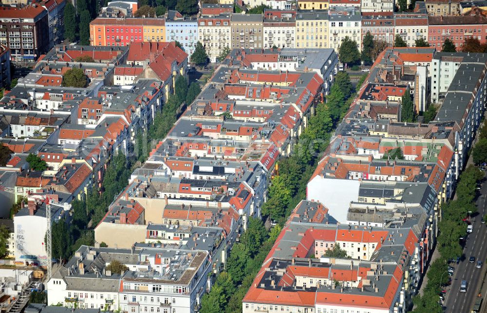 Berlin Prenzlauer Berg from the bird's eye view: Wohn- und Geschäftshäuser in Berlin-Prenzlauer Berg an den Straßen Danziger Straße, Chodowieckistraße und Jablonskistraße. Blocks of flats and business houses in Berlin at the streets Danziger Strasse, Chodowieckistrasse und Jablonskistrasse.