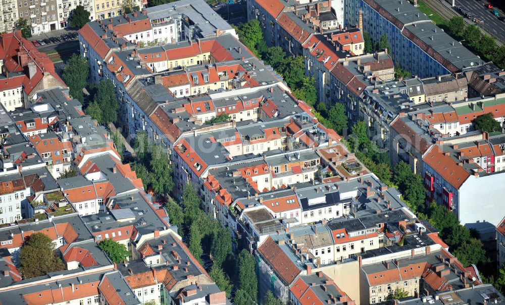 Aerial photograph Berlin Prenzlauer Berg - Wohn- und Geschäftshäuser in Berlin-Prenzlauer Berg an den Straßen Danziger Straße, Chodowieckistraße und Jablonskistraße. Blocks of flats and business houses in Berlin at the streets Danziger Strasse, Chodowieckistrasse und Jablonskistrasse.