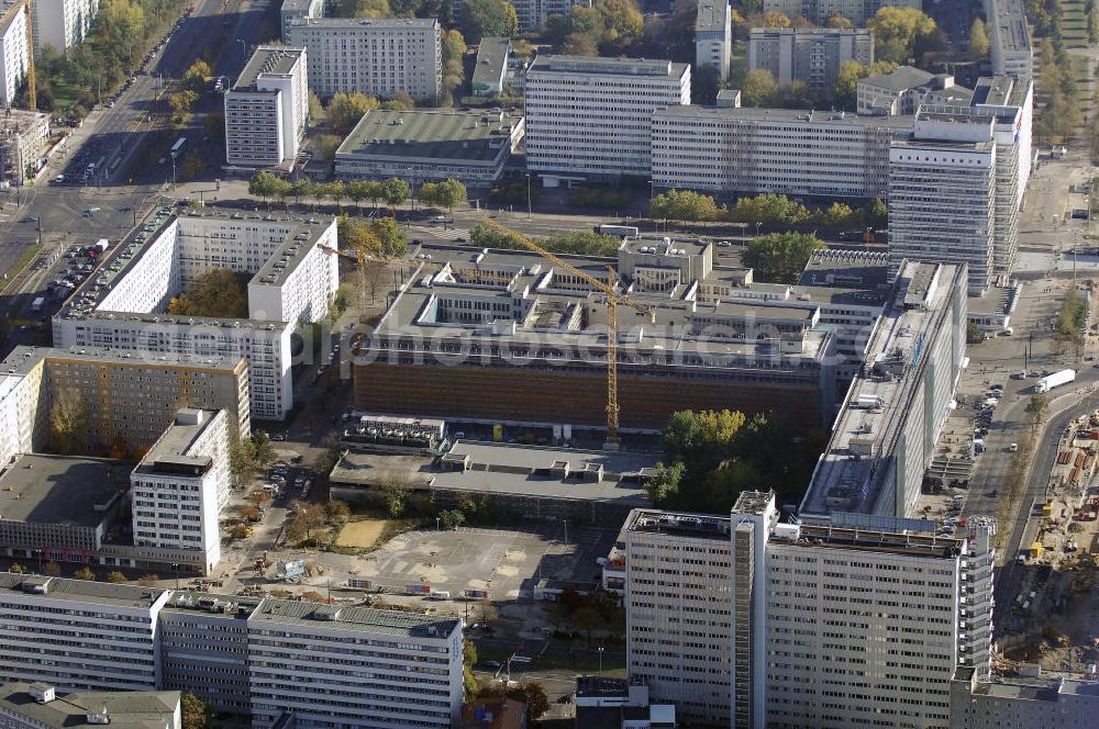 Aerial image Berlin - Blick auf die Wohn- und Geschäftshäuser an der Karl-Liebknecht-Straße / Keibelstraße / Otto-Braun-Straße in Berlin-Mitte. Im Vordergrund ist das ehemalige Haus des Reisenden (Reisebüro DDR) zu sehen. Im Hintergrund sind Büro- und Geschäftshäuser zu sehen dort hat die Staatliche Zentralverwaltung für Statistik ihren Sitz und im Erdgeschoss befinden sich Läden u.a. die Suhler Jagdhütte. In diesem Gebäude hatte einst die BSTU (Bundesbeauftragte für die Unterlagen des Staatssicherheitsdienstes der ehemaligen DDR ihren Sitz.