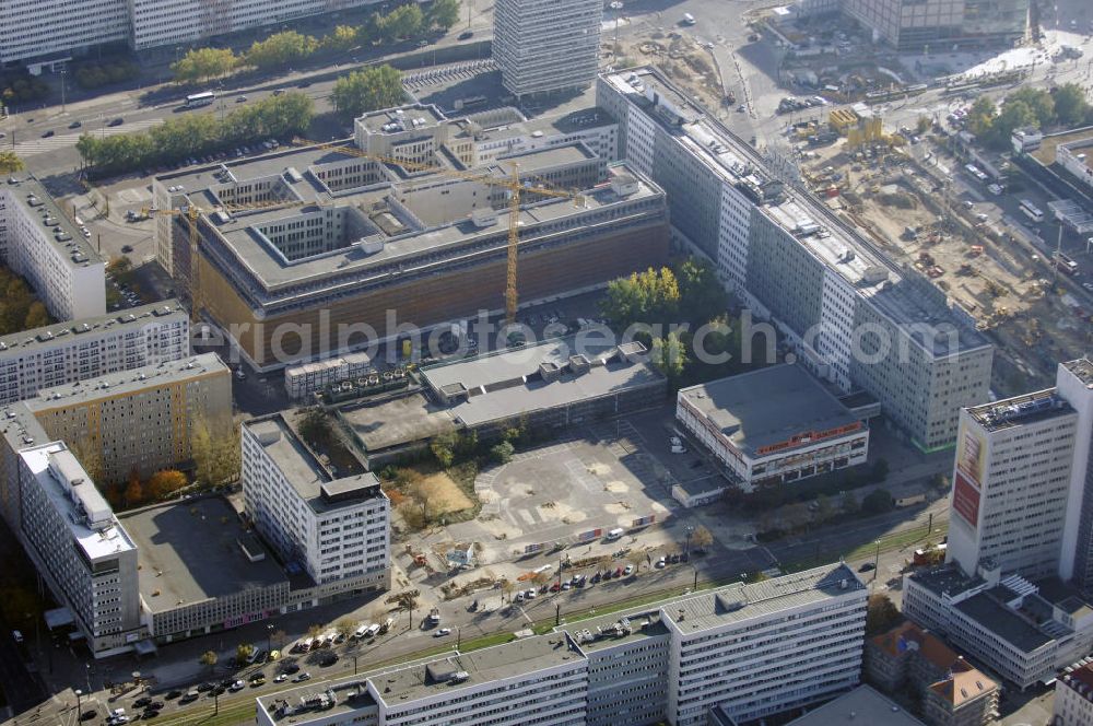 Berlin from the bird's eye view: Blick auf die Wohn- und Geschäftshäuser an der Karl-Liebknecht-Straße / Keibelstraße / Otto-Braun-Straße in Berlin-Mitte. Im Zentrum des Bildes sind die Umbau- und Restaurationsarbeiten um das alte Polizeipräsidium in der Keibelstraße zu sehen.