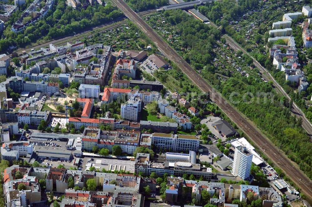 Aerial image Berlin - Not far from the S-Bahn-Hof West intersection, then cross the circle line and the city railway, the residential and business district Heilbronner Straße located in the district Hallensee of Berlin. Along the mainline route will include trade facilities such as Netto supermarket. In high-rise corner Karlsruhe street sales company Nova Trade Ltd. has its headquarters