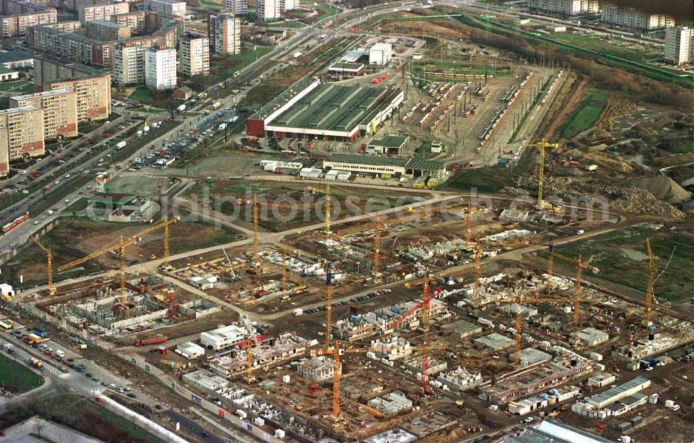 Berlin from the bird's eye view: Wohn- und Geschäftsviertelbau Landsberger Tor an der Landsberger Allee in Hellersdorf