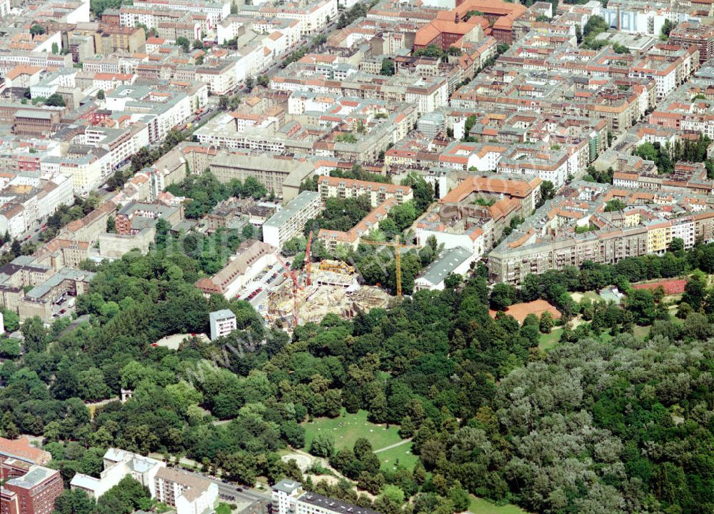 Berlin - Friedrichshain from the bird's eye view: Wohn- und Geschäftsviertelneubau am Volkspark Friedrichshain.