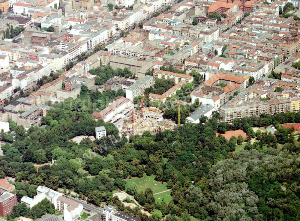 Aerial image Berlin - Friedrichshain - Wohn- und Geschäftsviertelneubau am Volkspark Friedrichshain.