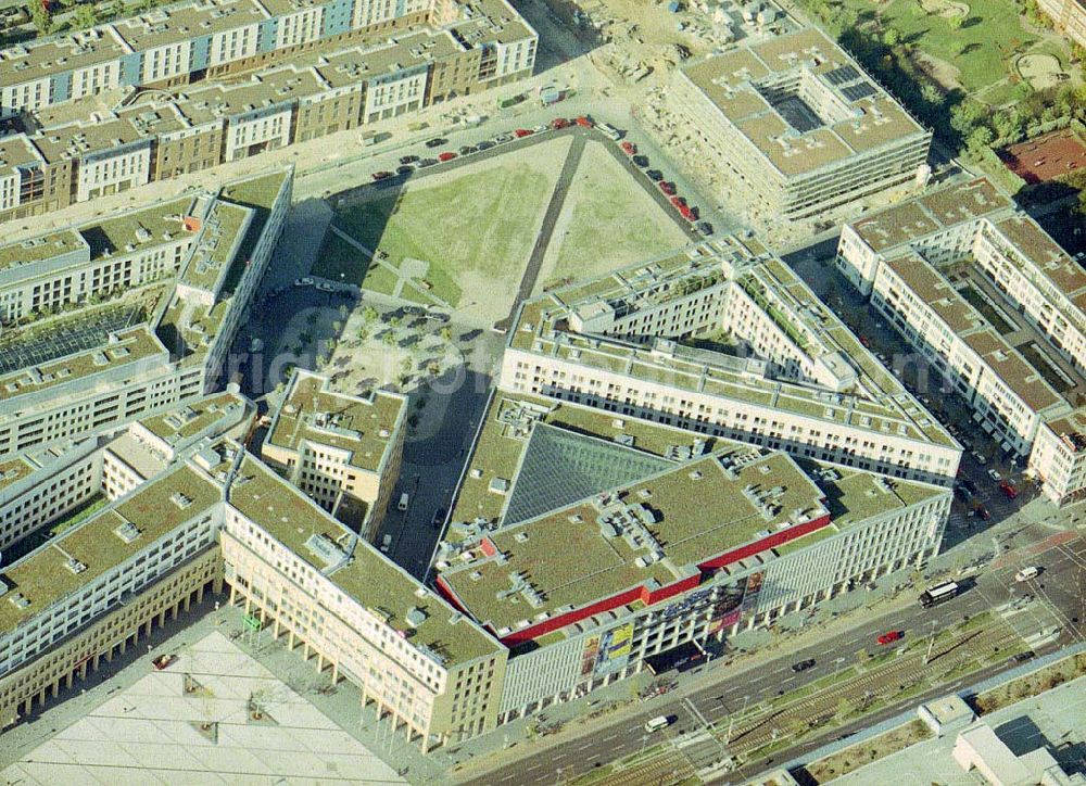 Berlin - Hellersdorf from above - Wohn - und Geschäftszentrum Helle Mitte in Berlin - Hellersdorf.