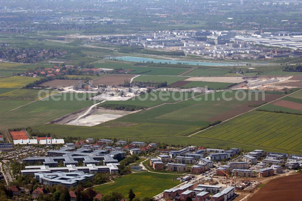 Aerial photograph Haar - Sicht auf das Neubau-Gewerbegebiet Haar. Rechts im Bild das Wohnneubaugebiet der DEUTSCHES HEIM Wohnungsbaugesellschaft mbH , Postanschrift: Rablstrasse 24 in 81669 München