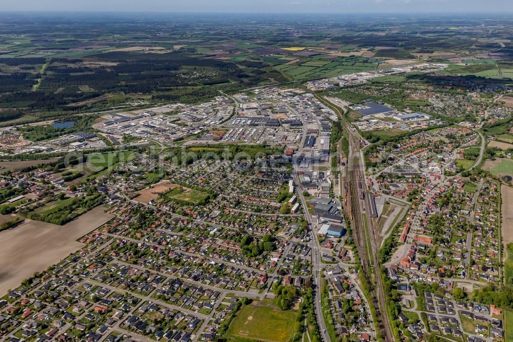 Aerial photograph Padborg - Residential and commercial areas along the rails at the passenger and freight station in Padborg in Syddanmark, Denmark