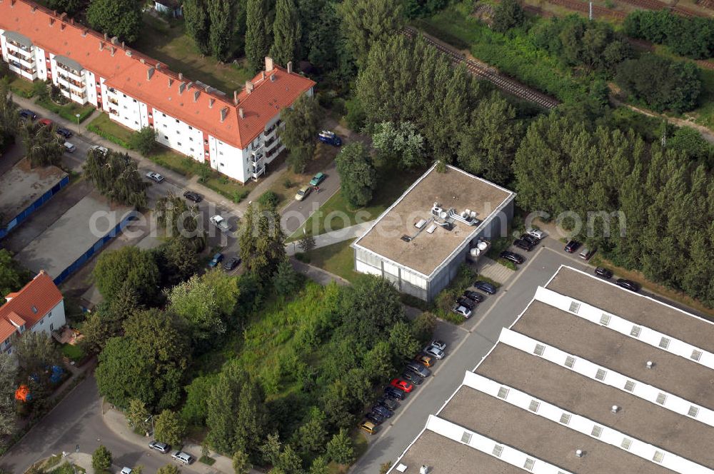 Berlin from the bird's eye view: Blick auf das Wohn- und Industriegebiet an der Bahntrasse Niederschöneweide im Bereich der Landfliegerstrasse, Pilotenstraße, Hagedornstraße und Groß-Berliner Damm. Eine Immobilie der HVB Immobilien AG