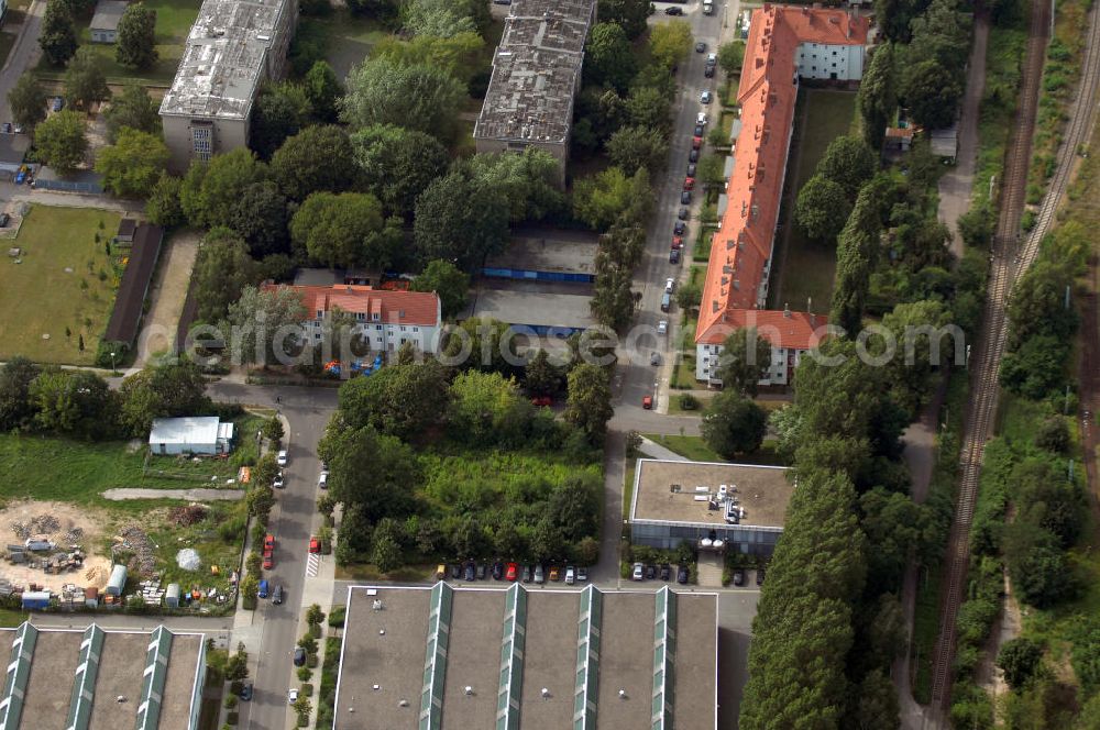 Aerial photograph Berlin - Blick auf das Wohn- und Industriegebiet an der Bahntrasse Niederschöneweide im Bereich der Landfliegerstrasse, Pilotenstraße, Hagedornstraße und Groß-Berliner Damm. Eine Immobilie der HVB Immobilien AG