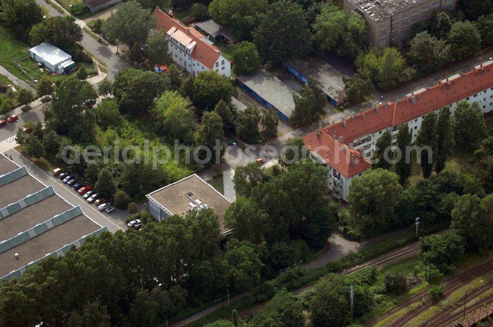 Berlin from above - Blick auf das Wohn- und Industriegebiet an der Bahntrasse Niederschöneweide im Bereich der Landfliegerstrasse, Pilotenstraße, Hagedornstraße und Groß-Berliner Damm. Eine Immobilie der HVB Immobilien AG