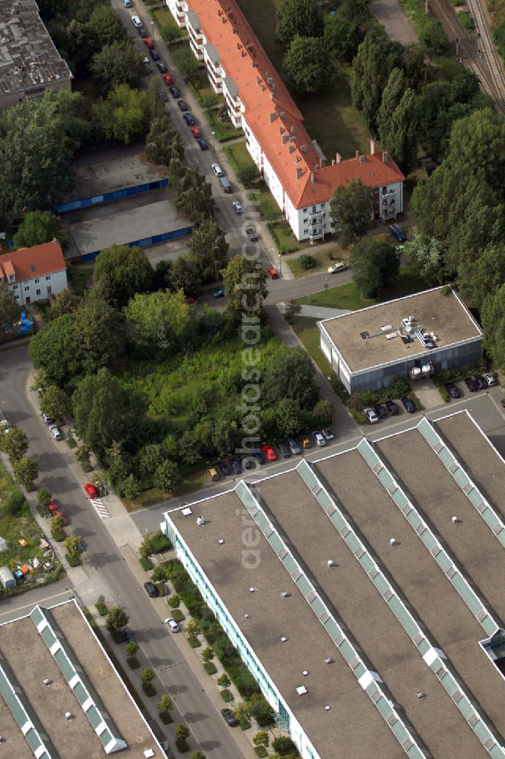 Berlin from above - Blick auf das Wohn- und Industriegebiet an der Bahntrasse Niederschöneweide im Bereich der Landfliegerstrasse, Pilotenstraße, Hagedornstraße und Groß-Berliner Damm. Eine Immobilie der HVB Immobilien AG