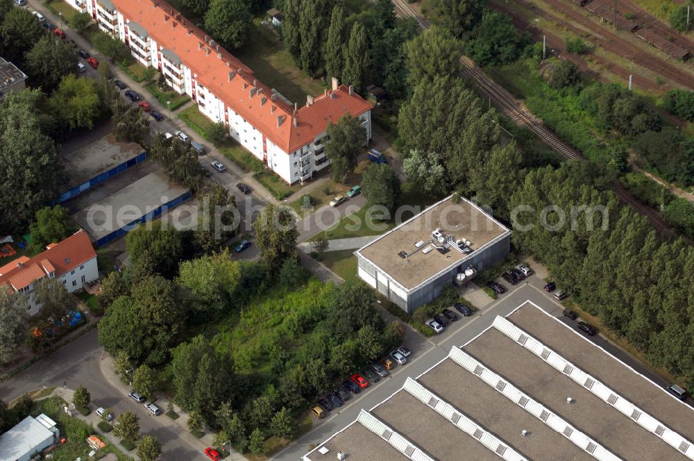 Berlin from above - Blick auf das Wohn- und Industriegebiet an der Bahntrasse Niederschöneweide im Bereich der Landfliegerstrasse, Pilotenstraße, Hagedornstraße und Groß-Berliner Damm. Eine Immobilie der HVB Immobilien AG