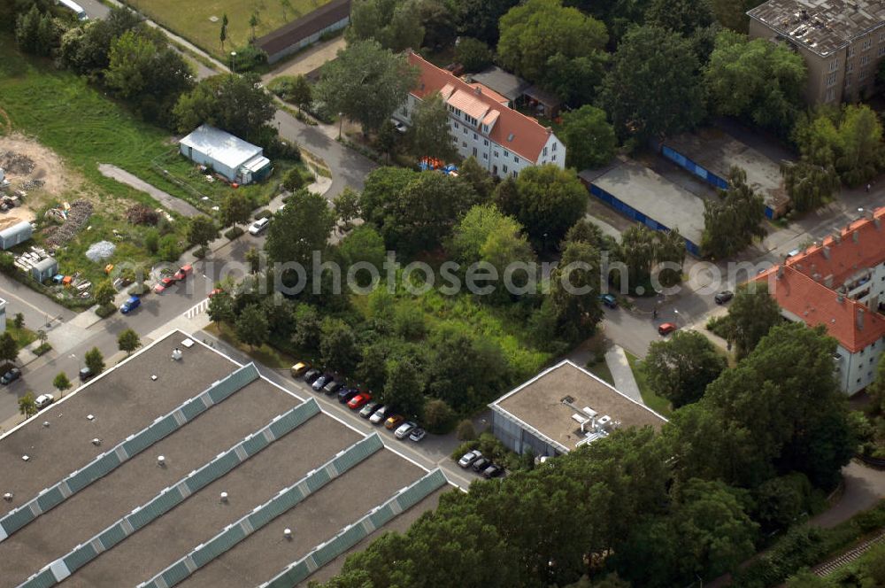 Berlin from the bird's eye view: Blick auf das Wohn- und Industriegebiet an der Bahntrasse Niederschöneweide im Bereich der Landfliegerstrasse, Pilotenstraße, Hagedornstraße und Groß-Berliner Damm. Eine Immobilie der HVB Immobilien AG