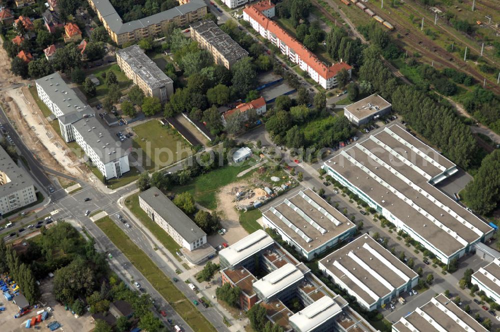 Aerial image Berlin - Blick auf das Wohn- und Industriegebiet an der Bahntrasse Niederschöneweide im Bereich der Landfliegerstrasse, Pilotenstraße, Hagedornstraße und Groß-Berliner Damm. Eine Immobilie der HVB Immobilien AG