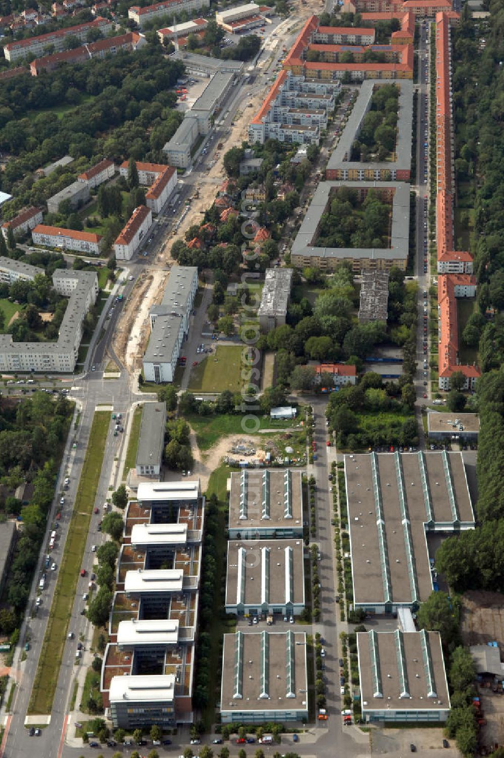 Berlin from above - Blick auf das Wohn- und Industriegebiet an der Bahntrasse Niederschöneweide im Bereich der Landfliegerstrasse, Pilotenstraße, Hagedornstraße und Groß-Berliner Damm. Eine Immobilie der HVB Immobilien AG