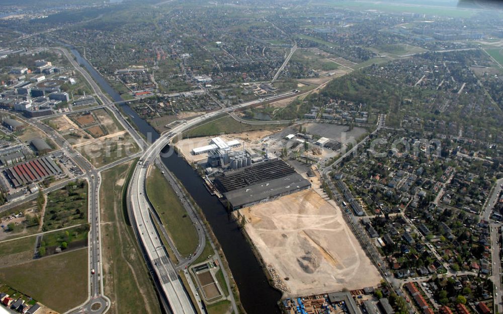 Aerial photograph Berlin - Blick auf das Gewerbegebiet Flugplatz Johannisthal / WISTA (links) und dem Industrie und Wohngebieten rechts des Teltowkanals am Verlauf der Stadtautobahn A 113.