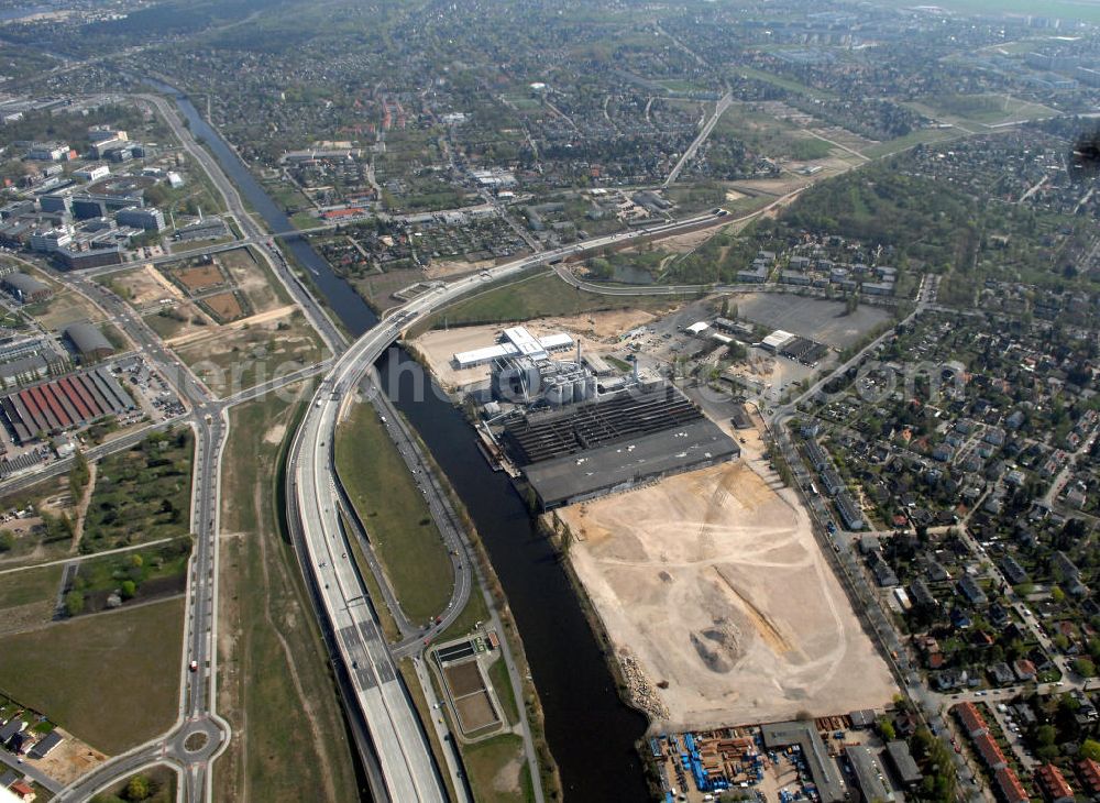 Berlin from above - Blick auf das Gewerbegebiet Flugplatz Johannisthal / WISTA (links) und dem Industrie und Wohngebieten rechts des Teltowkanals am Verlauf der Stadtautobahn A 113.