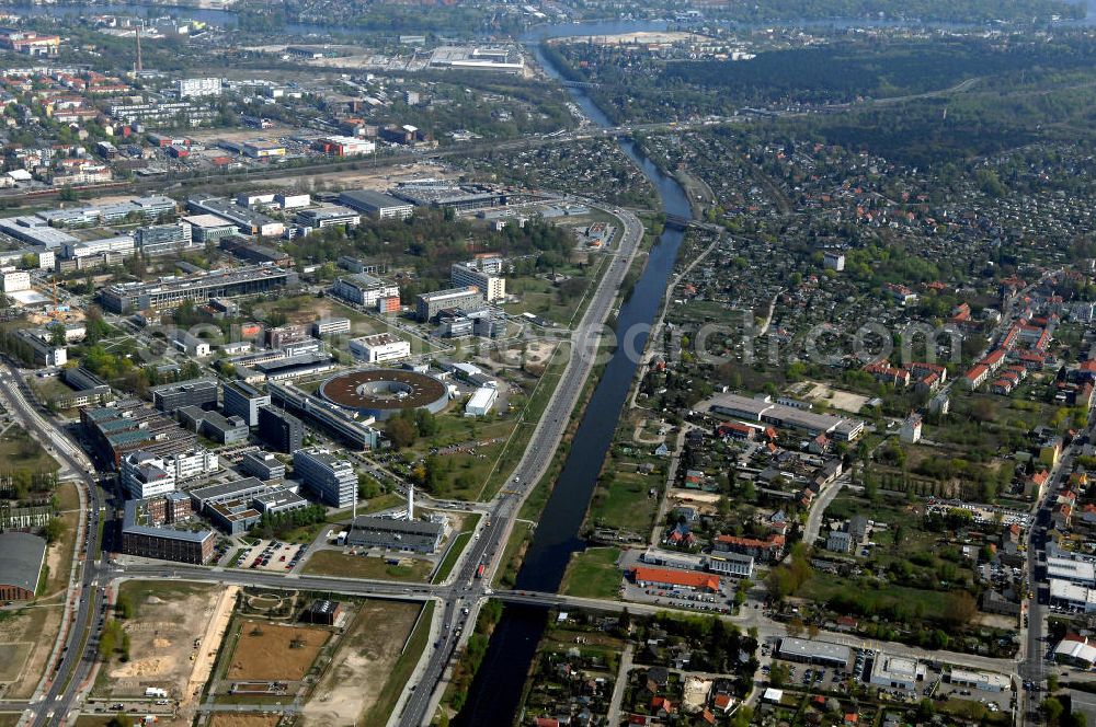 Berlin from the bird's eye view: Blick auf das Gewerbegebiet Flugplatz Johannisthal / WISTA (links des Teltowkanals am Ernst-Ruska-Ufer) und dem Industrie und Wohngebieten rechts des Teltowkanals nördöstlich des Verlaufes der Stadtautobahn A 113.