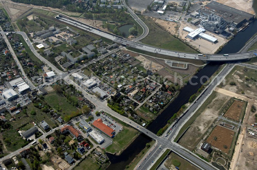 Berlin from above - Blick auf das Gewerbegebiet Flugplatz Johannisthal / WISTA (links des Teltowkanals am Ernst-Ruska-Ufer) und dem Industrie und Wohngebieten rechts des Teltowkanals nördöstlich des Verlaufes der Stadtautobahn A 113.