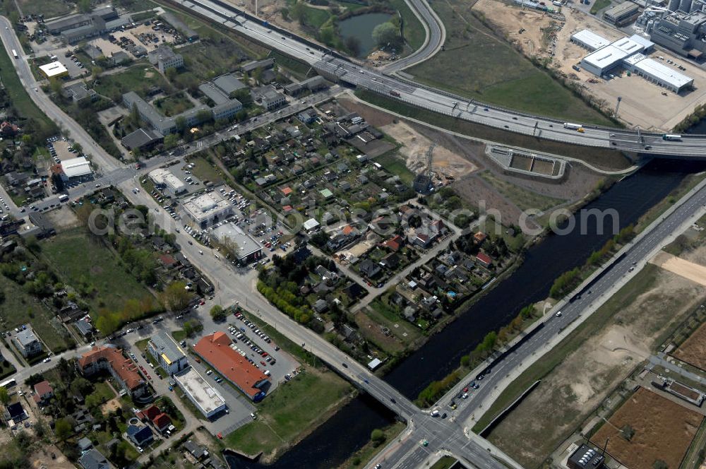 Berlin from the bird's eye view: Blick auf das Gewerbegebiet Flugplatz Johannisthal / WISTA (links des Teltowkanals am Ernst-Ruska-Ufer) und dem Industrie und Wohngebieten rechts des Teltowkanals nördöstlich des Verlaufes der Stadtautobahn A 113.