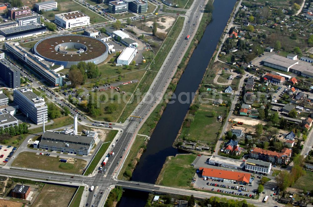 Berlin from above - Blick auf das Gewerbegebiet Flugplatz Johannisthal / WISTA (links des Teltowkanals am Ernst-Ruska-Ufer) und dem Industrie und Wohngebieten rechts des Teltowkanals nördöstlich des Verlaufes der Stadtautobahn A 113.