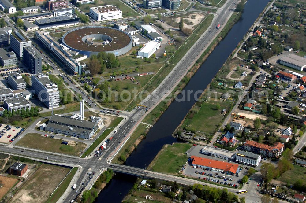 Berlin from the bird's eye view: Blick auf das Gewerbegebiet Flugplatz Johannisthal / WISTA (links des Teltowkanals am Ernst-Ruska-Ufer) und dem Industrie und Wohngebieten rechts des Teltowkanals nördöstlich des Verlaufes der Stadtautobahn A 113.