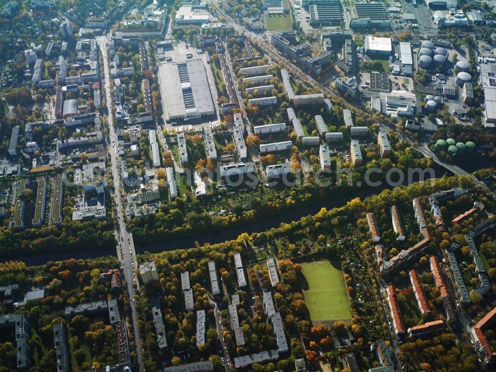 Aerial image Berlin - Residential and industrial area on Teltow Canal in the Britz part of the district of Neukoelln in Berlin. The large elongated building in the South of the canal belongs to the maintenance and storage facility of Britz, including bus depots of the Berlin office of transportation