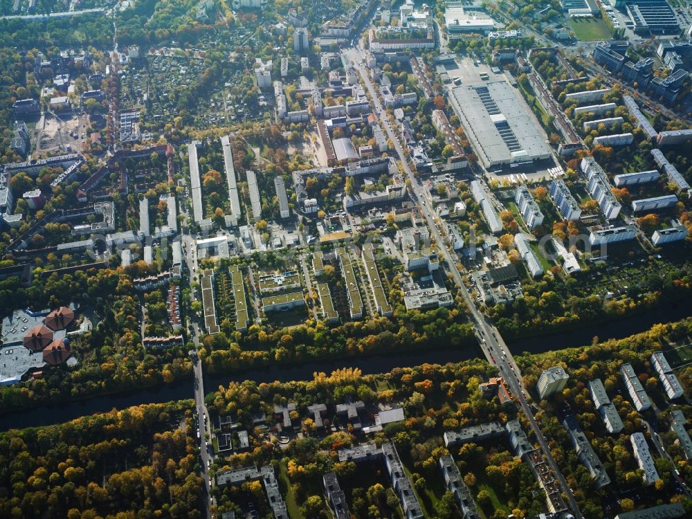 Aerial photograph Berlin - Residential and industrial area on Teltow Canal in the Britz part of the district of Neukoelln in Berlin. The large elongated building in the South of the canal belongs to the maintenance and storage facility of Britz, including bus depots of the Berlin office of transportation