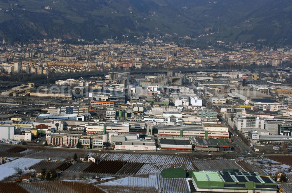 Aerial photograph Bozen - Blick auf Wohn- und Industriegebiete von Bozen (Bolzano) in Italien entlang der Autobahn A22 auch als Brennerautobahn bekannt.