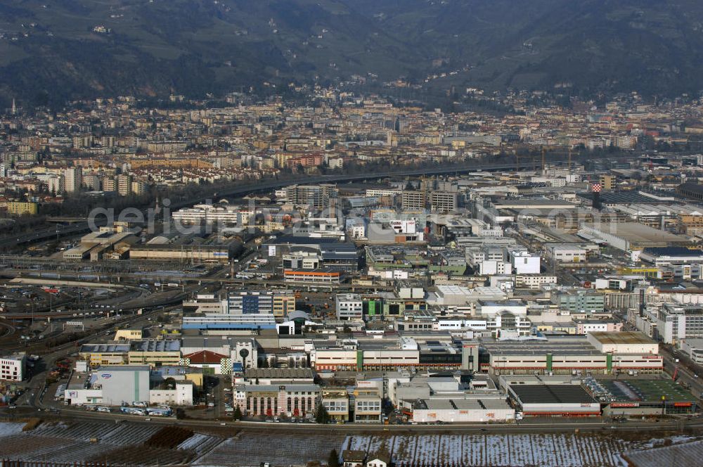 Bozen from above - Blick auf Wohn- und Industriegebiete von Bozen (Bolzano) in Italien entlang der Autobahn A22 auch als Brennerautobahn bekannt.
