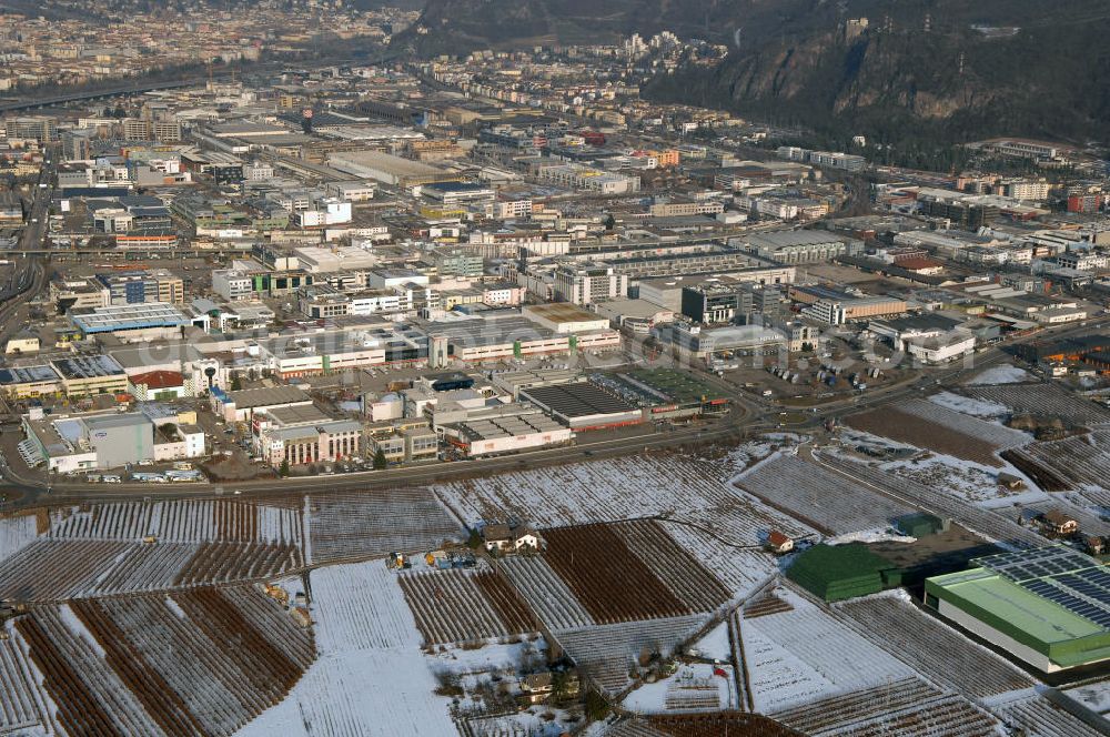 Bozen from the bird's eye view: Blick auf Wohn- und Industriegebiete von Bozen (Bolzano) in Italien entlang der Autobahn A22 auch als Brennerautobahn bekannt.