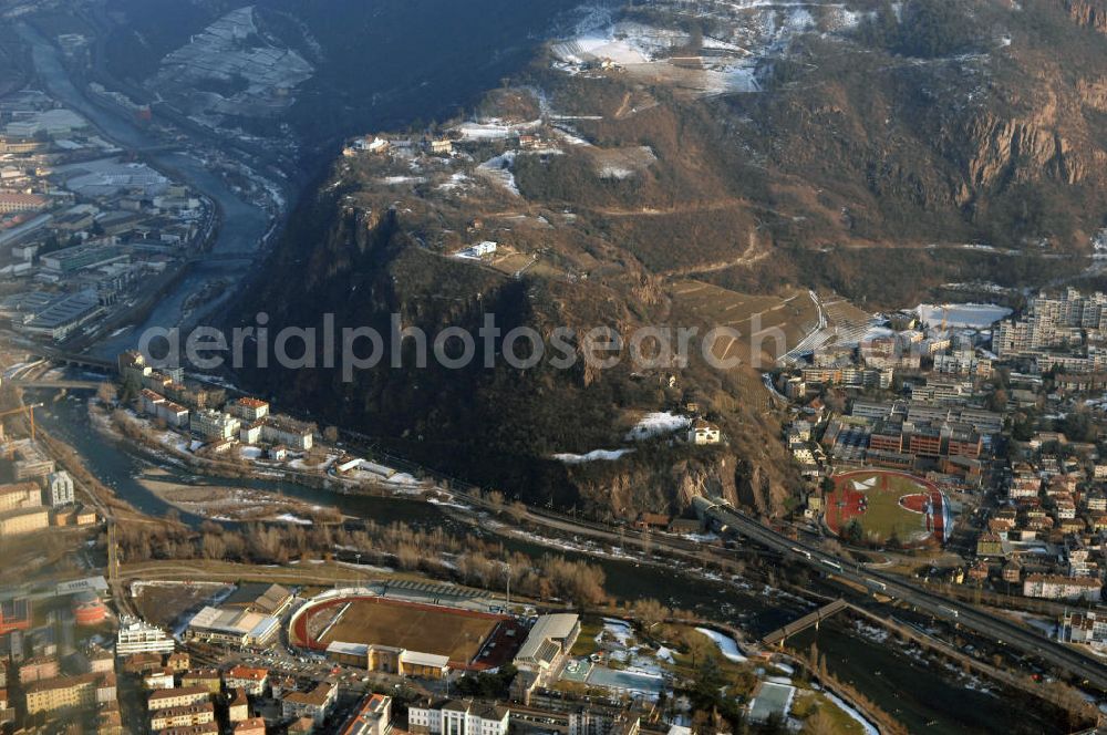 Aerial image Bozen - Blick auf Wohngebiete entlang der Autostrada del Brennero (Brennerautobahn E45 / A22) an der Viale Druso / Galileistrassevon Bozen (Bolzano) in Italien. Mit im Bild das Stadion am Sankt-Gertraud-Weg.