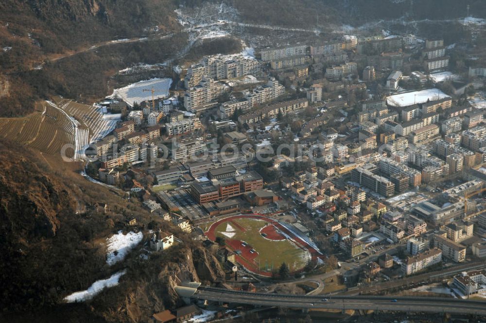 Aerial photograph Bozen - Blick auf Wohngebiete entlang der Autostrada del Brennero (Brennerautobahn E45 / A22) an der Viale Druso / Galileistrassevon Bozen (Bolzano) in Italien. Mit im Bild das Stadion am Sankt-Gertraud-Weg.
