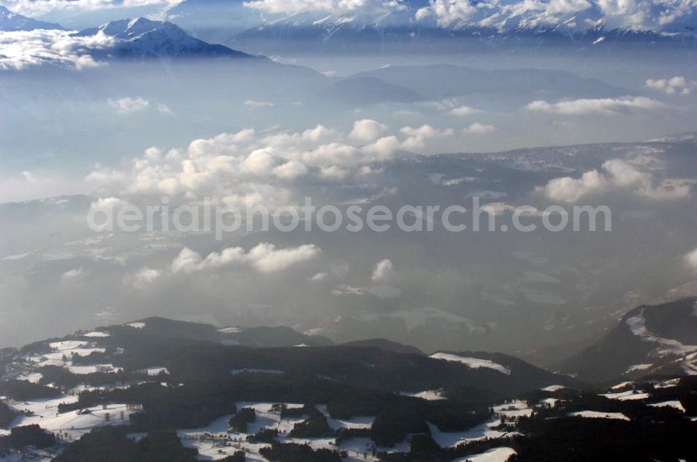 San Costantino from above - Wolkenfelder über dem winterlich verschneiten Regionen des Schlern- Gebirgsmassives bei San Costantino in Italien.