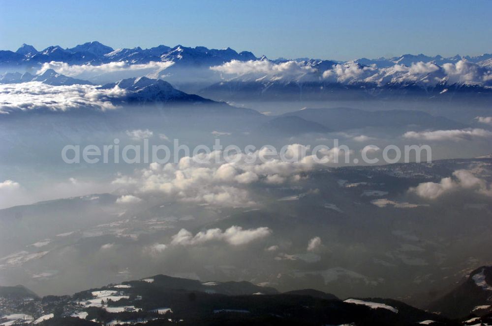 San Costantino from the bird's eye view: Wolkenfelder über dem winterlich verschneiten Regionen des Schlern- Gebirgsmassives bei San Costantino in Italien.