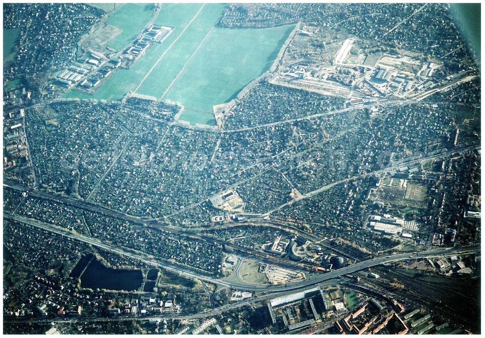 Aerial photograph Berlin - Pankow - Wohn- und Kleingartenanlagen an der Autobahnzufahrt Pankow - Nord.