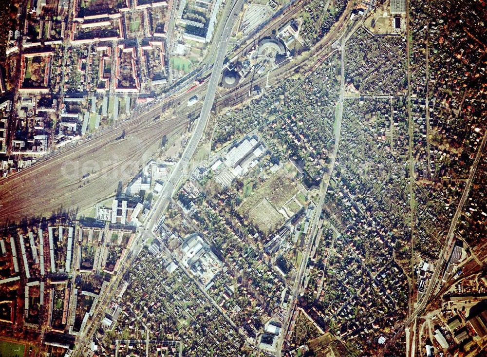 Aerial image Berlin - Pankow - Wohn- und Kleingartenanlagen an der Autobahnzufahrt Pankow - Nord.