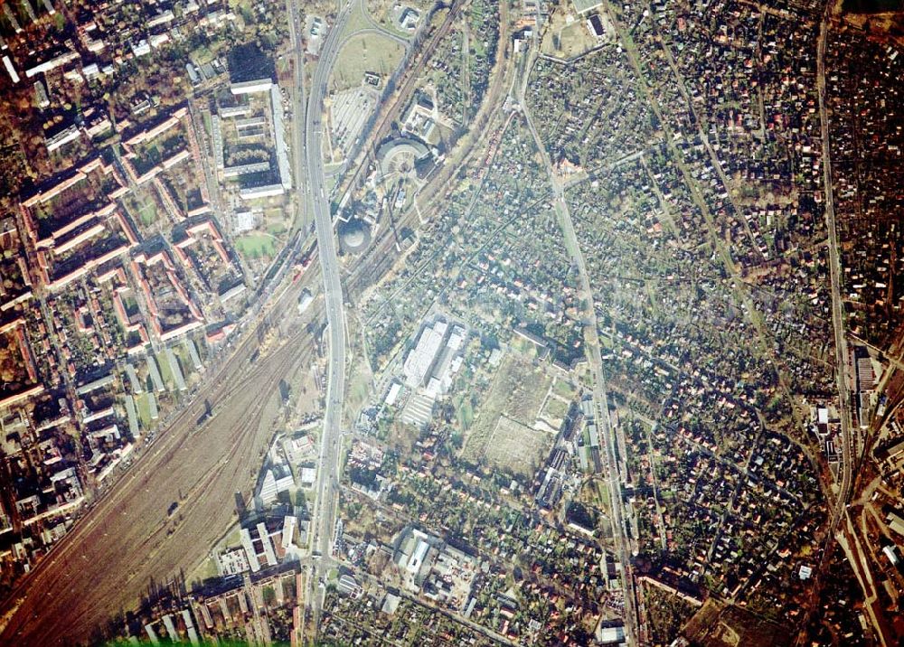 Aerial photograph Berlin - Pankow - Wohn- und Kleingartenanlagen an der Autobahnzufahrt Pankow - Nord.