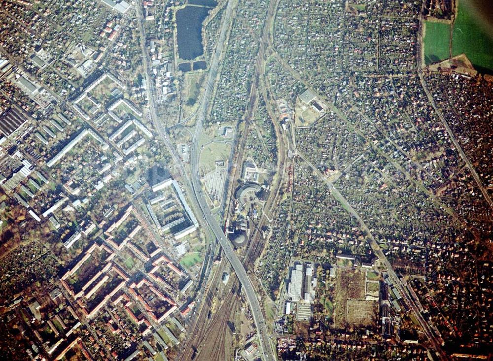 Berlin - Pankow from above - Wohn- und Kleingartenanlagen an der Autobahnzufahrt Pankow - Nord.