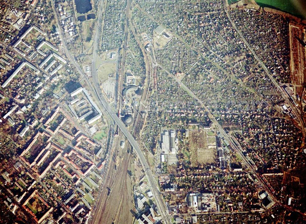 Berlin - Pankow from the bird's eye view: Wohn- und Kleingartenanlagen an der Autobahnzufahrt Pankow - Nord.