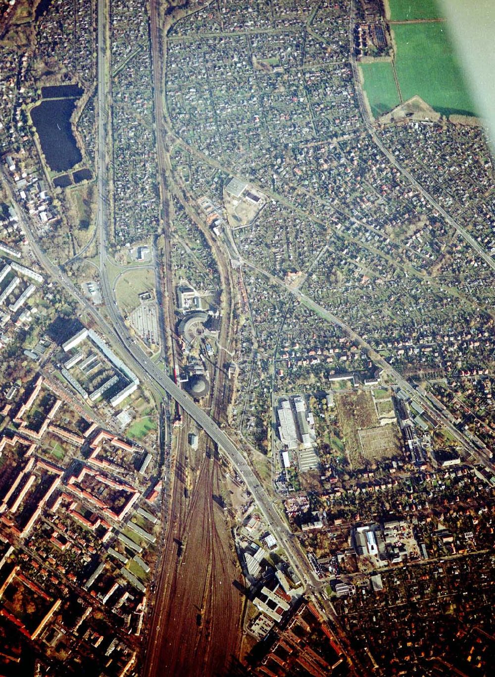 Aerial photograph Berlin - Pankow - Wohn- und Kleingartenanlagen an der Autobahnzufahrt Pankow - Nord.