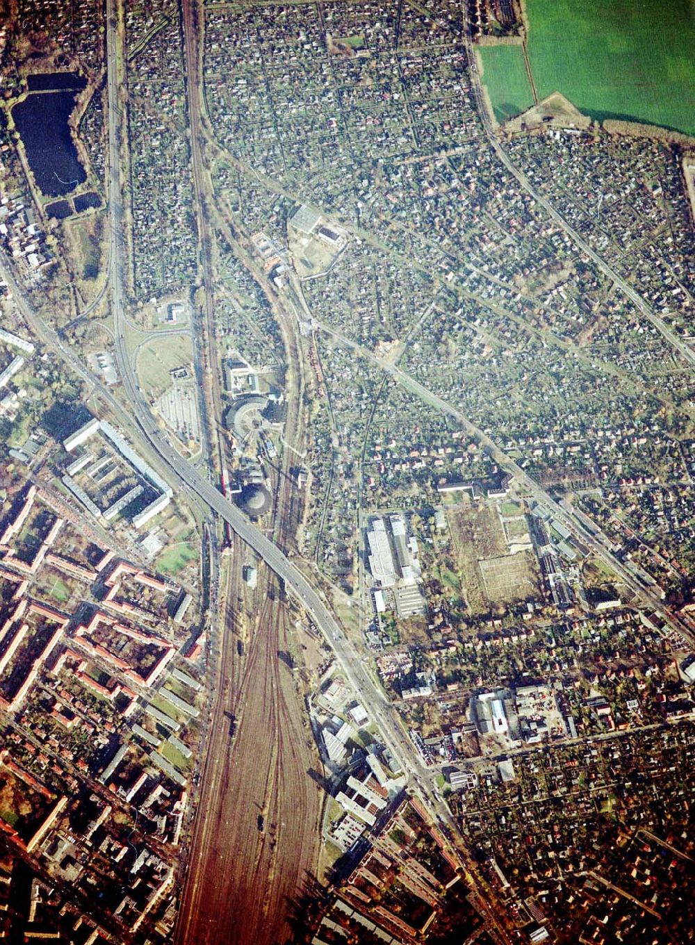 Berlin - Pankow from above - Wohn- und Kleingartenanlagen an der Autobahnzufahrt Pankow - Nord.