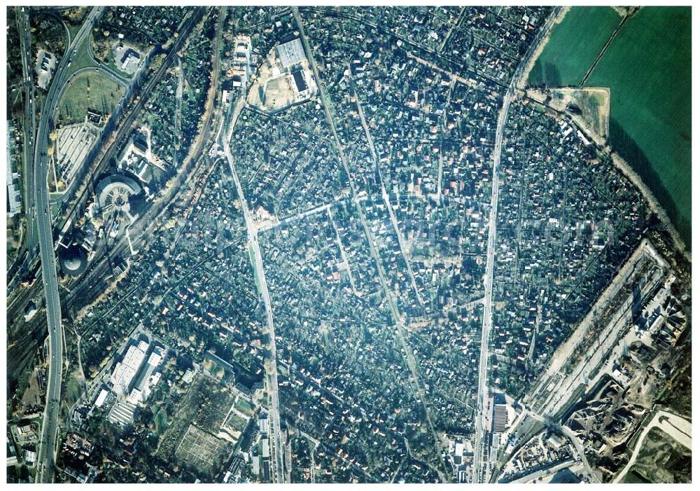 Aerial photograph Berlin - Pankow - Wohn- und Kleingartenanlagen an der Autobahnzufahrt Pankow - Nord.