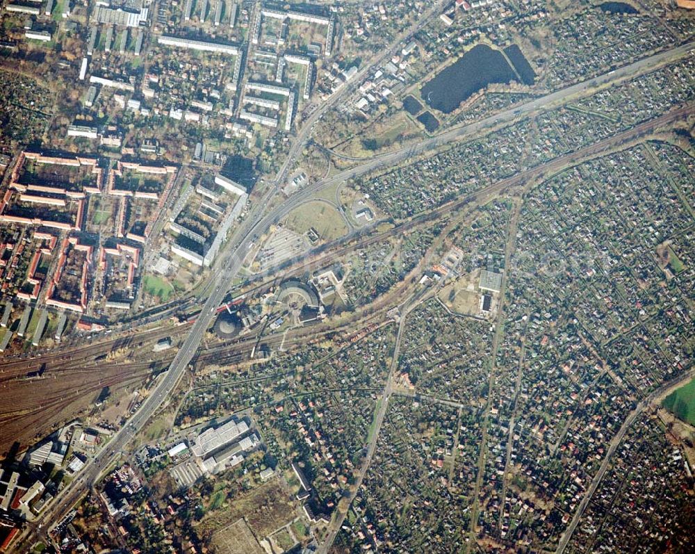 Berlin - Pankow from above - Wohn- und Kleingartenanlagen an der Autobahnzufahrt Pankow - Nord.