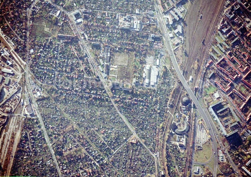 Aerial image Berlin - Pankow - Wohn- und Kleingartenanlagen an der Autobahnzufahrt Pankow - Nord.