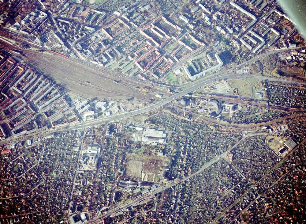 Berlin - Pankow from above - Wohn- und Kleingartenanlagen an der Autobahnzufahrt Pankow - Nord.