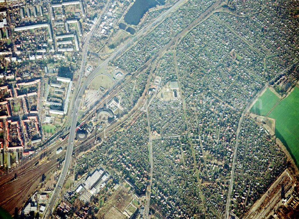 Aerial image Berlin - Pankow - Wohn- und Kleingartenanlagen an der Autobahnzufahrt Pankow - Nord.