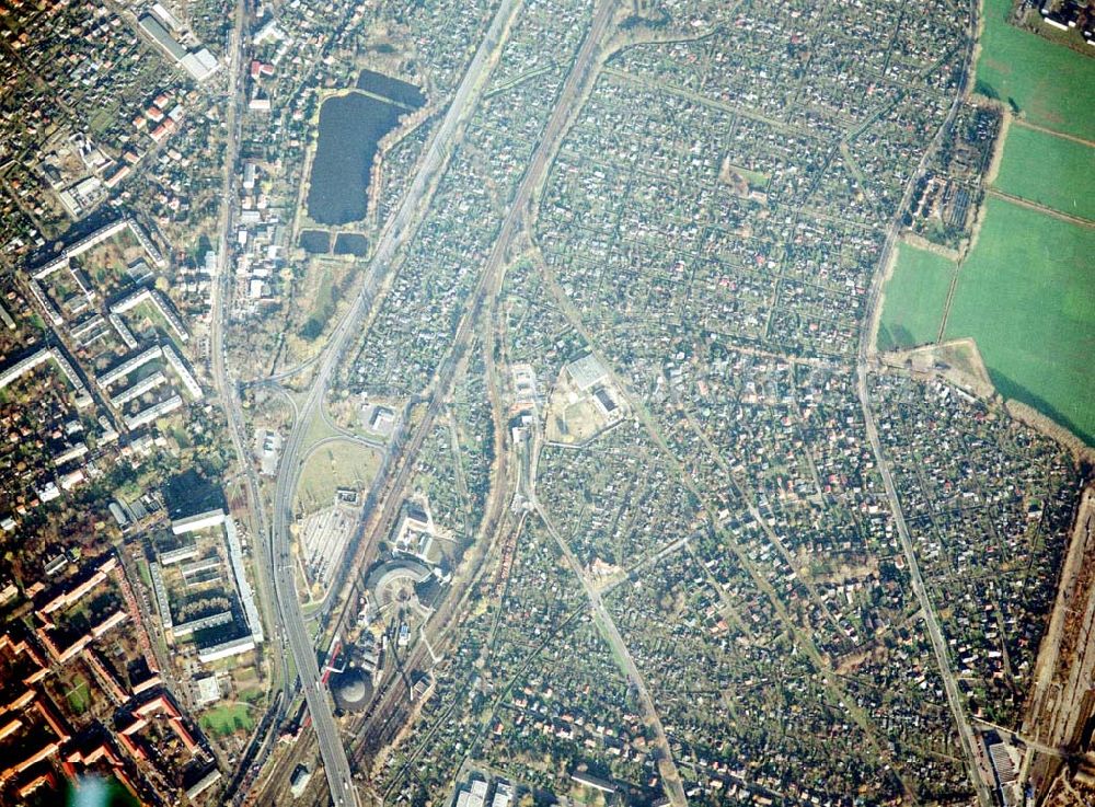 Aerial photograph Berlin - Pankow - Wohn- und Kleingartenanlagen an der Autobahnzufahrt Pankow - Nord.